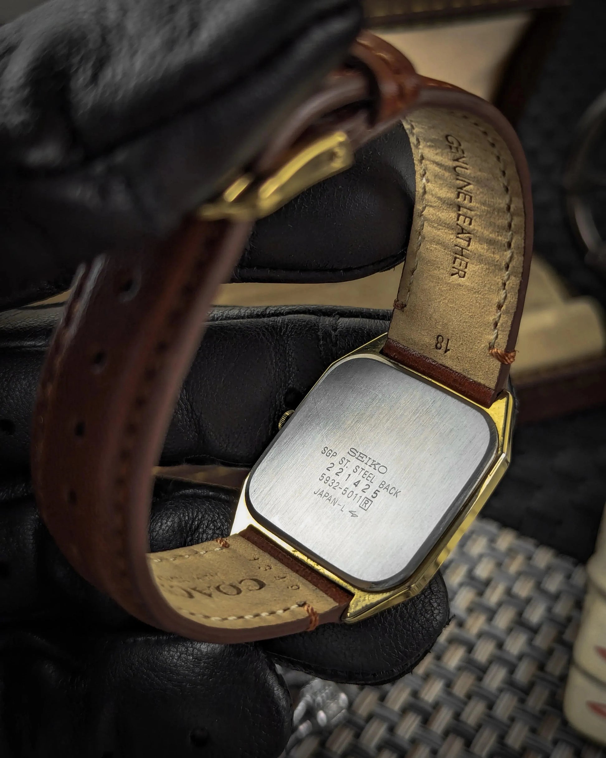 0051VintageSeikoQuartz-5932-5011-_GoldTexturedDial_1980_sJDM_6 - Veteran Times Int
