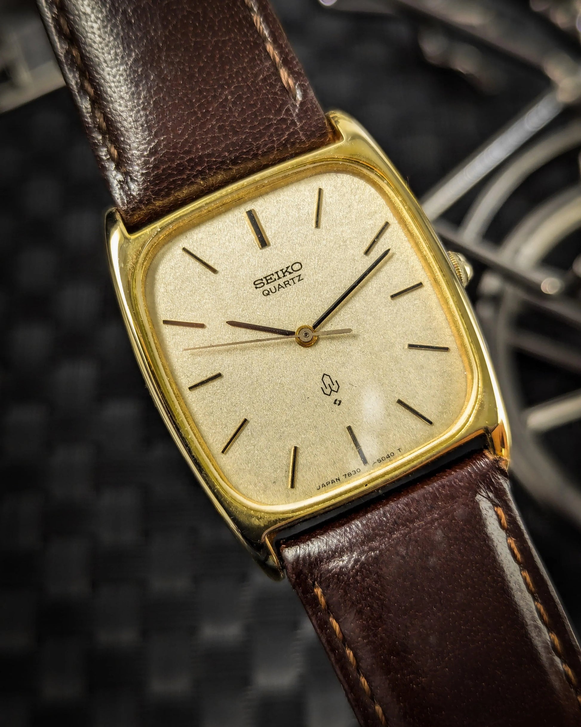 0063SeikoQuartz-7830-5040-DressWatch-GoldTexturedDial_1970_sJDM_8 - Veteran Times Int