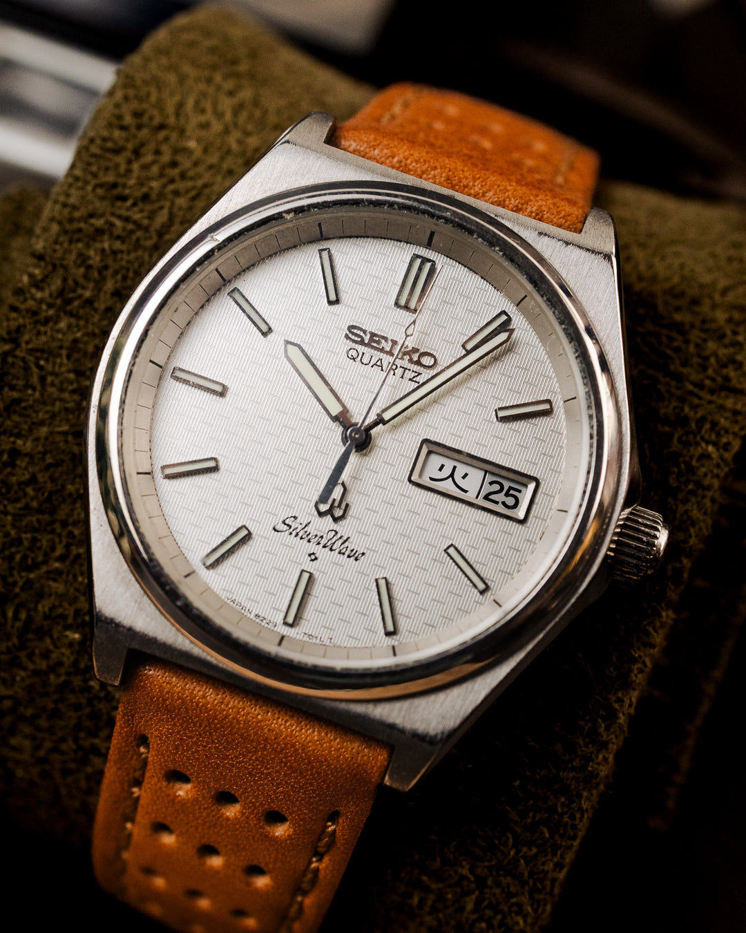 Seiko - SilverWave Textured Dial Screw-Down Crown - 8229-700A