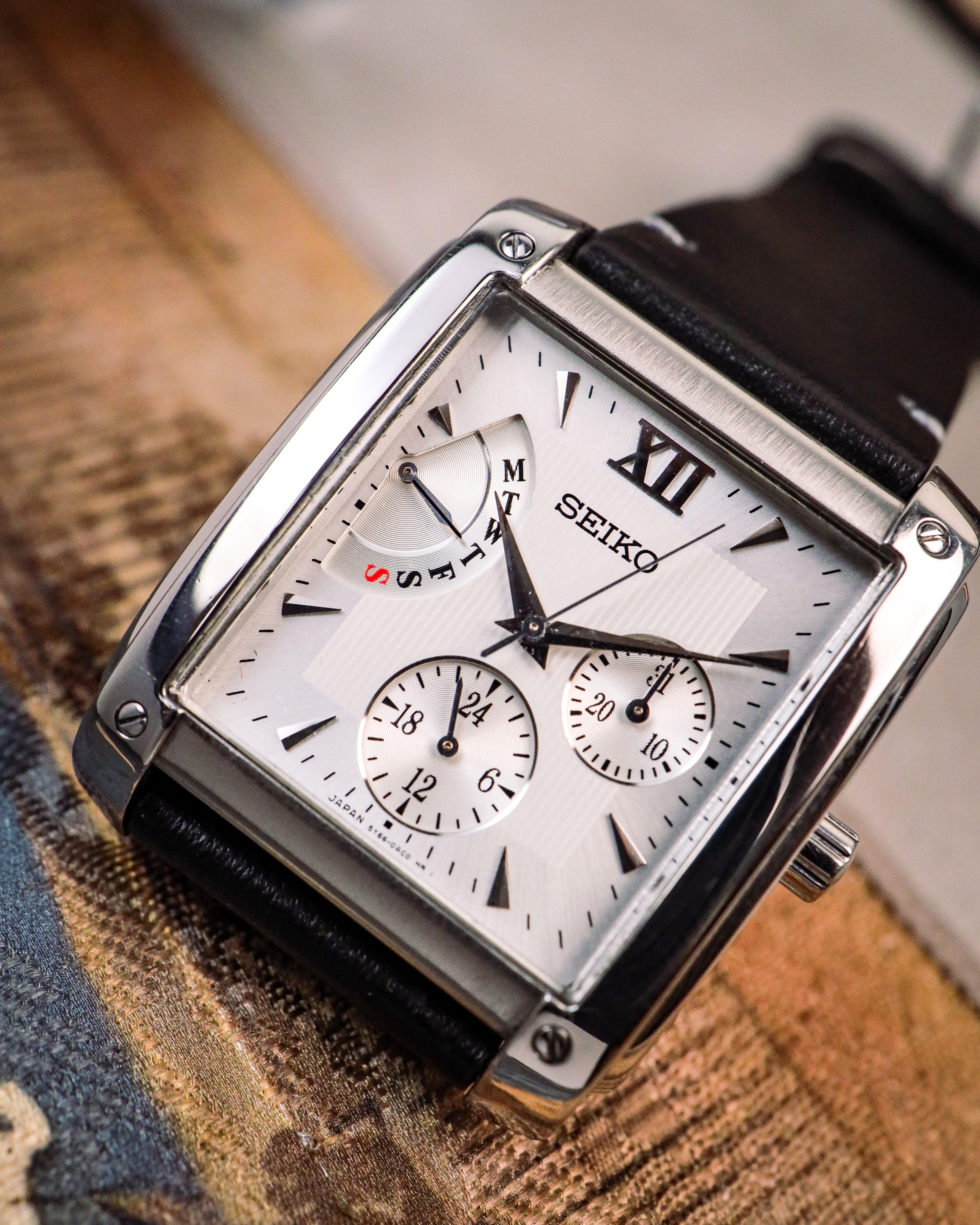 SEIKO セイコー 5Y66-0AF0 クォーツ デイデイト スクエア 美品 Seiko - Retrograde Day-Date Square Tank - 5Y66-0AC0 – Veteran